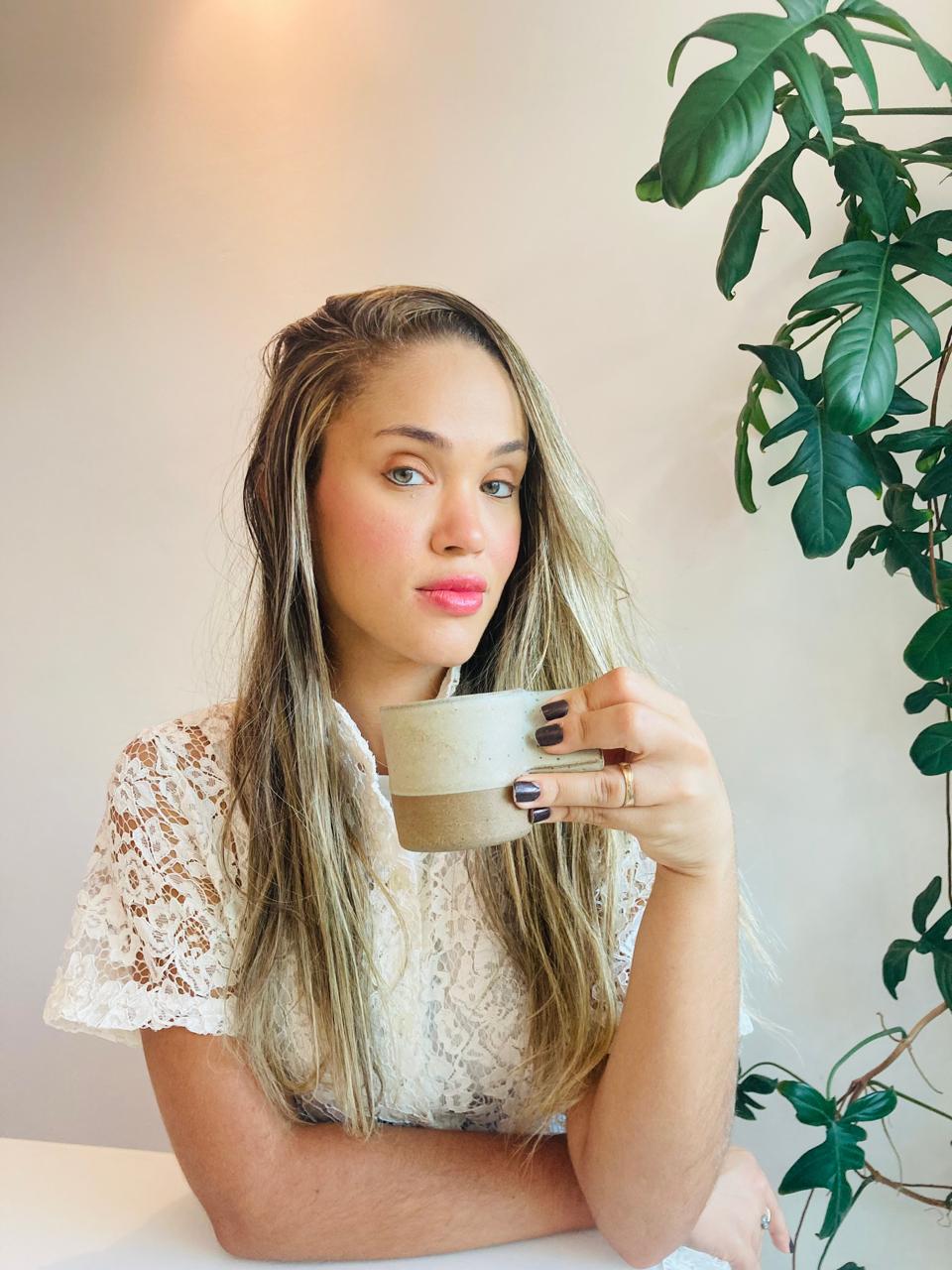 Janayna Gonçalves segurando uma caneca