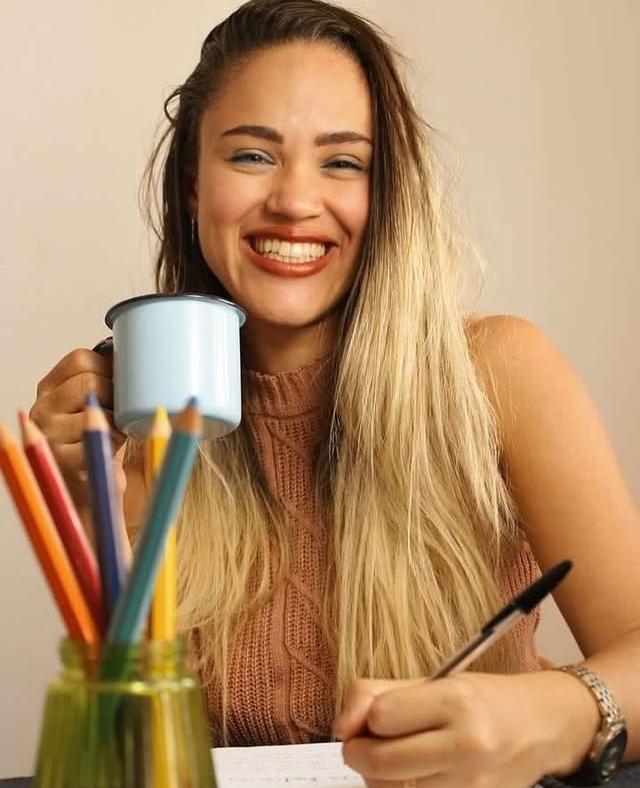 Janayna Gonçalves sorrindo